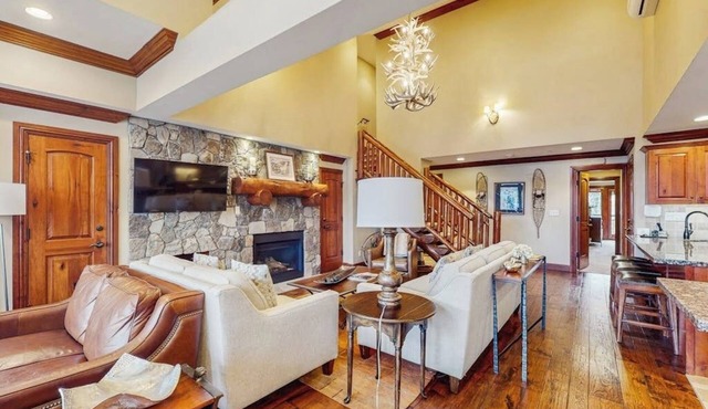 Ski-in/out home w/alpine view, fireplace, AC, fast WiFi, shared pool/hot tubs/WD