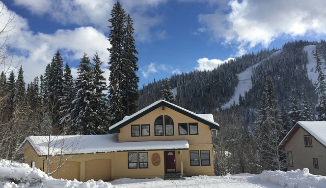 Sleepy Hollows Chalet (Huge multi-family Chalet at Sun Peaks Resort)