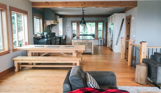 Sno Regrets Chalet SilverStar Ski in/Ski out with Mountain View and a Hot Tub