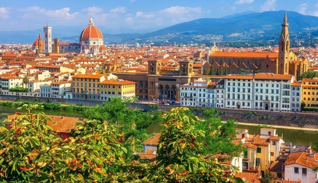Spacious 5-bedroom apartment in charming Firenze with AC