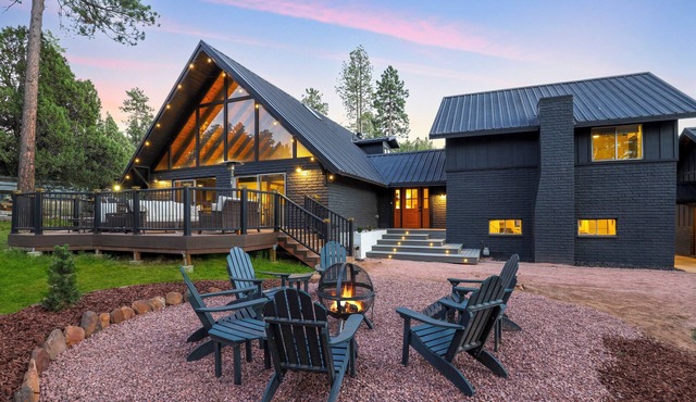Spacious and Modern Pet-Friendly Chalet in the Pines—perfect for large groups!