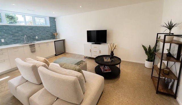 Spacious Designer Suite + NEW kitchen on LRT route