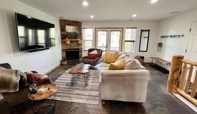 Spacious Eden Retreat – Modern Comfort, Scenic Views & Room for 11