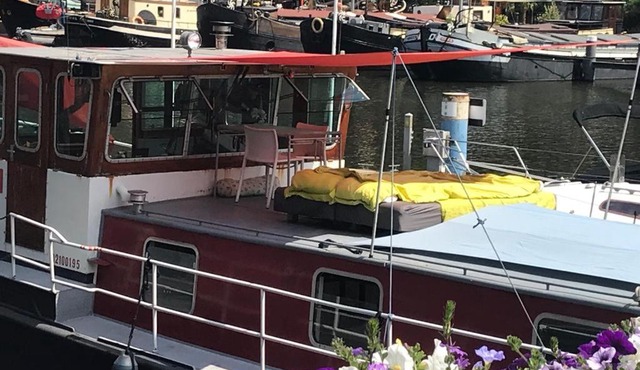 Spacious homely house boat