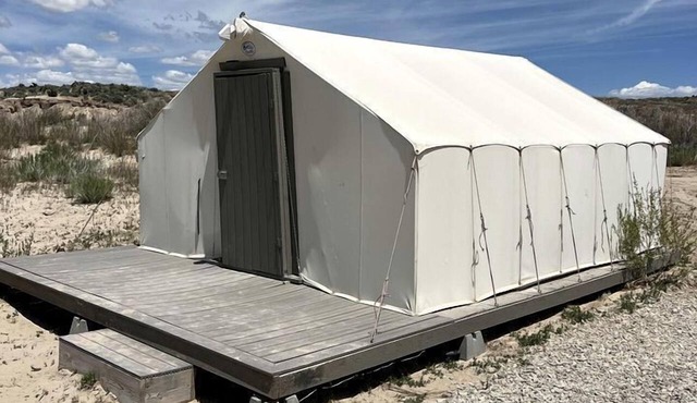 Spacious Pet-Friendly Safari Tent on Yuba Lake with Spectacular Views for a Memorable Glamping Escape in Utah