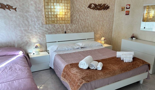 Spacious stay 5 mins from the sea, between Etna & Taormina, free Wi-Fi & parking