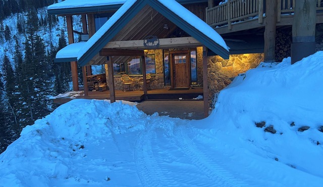 Stunning Mountaintop Retreat offers Guest Suite Lodging with Spectacular views!