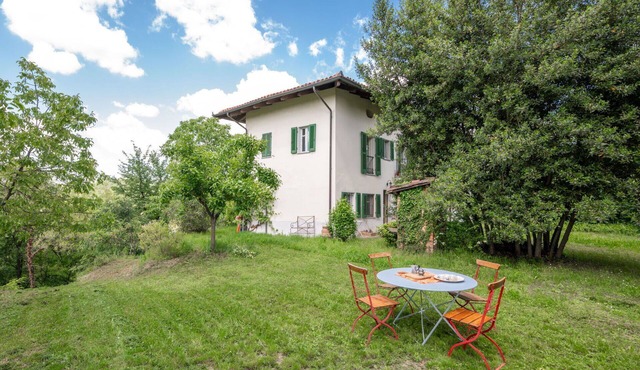 Stunning private villa for 7 people with TV and balcony