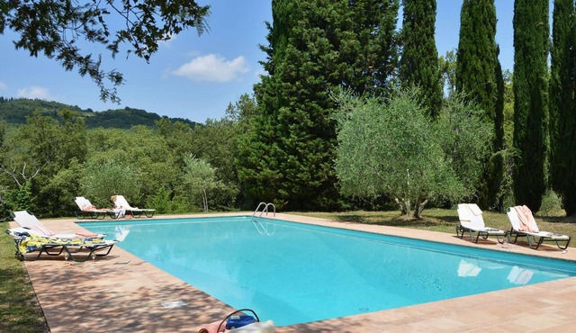 Stunning villa with large pool in the heart of Chianti 12km from Siena