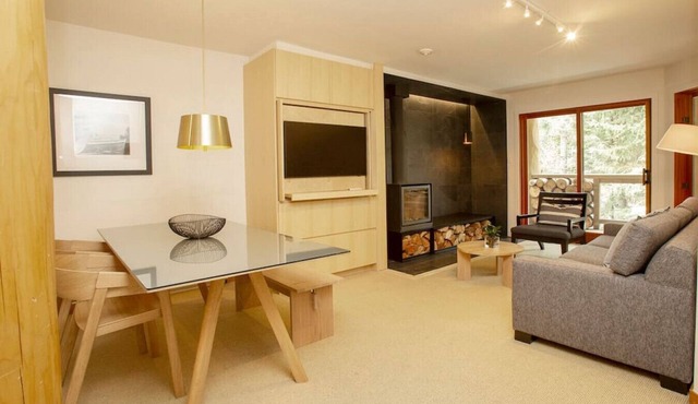 Stylish 1.5 BR:Sleeps 4,Hot Tub,Pool,Patio,Free Parking &5 mins. Drive to Village!