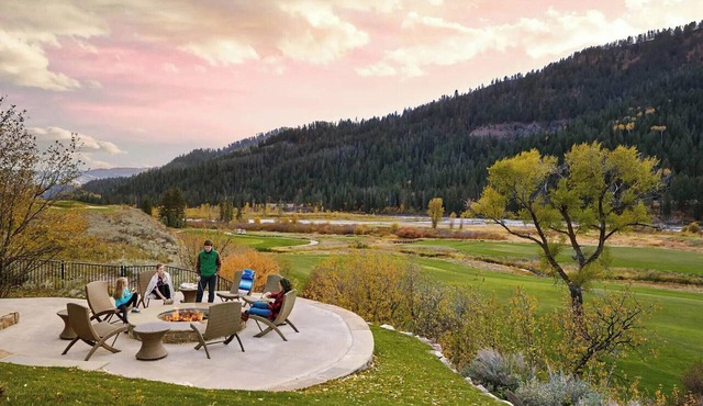 Stylish 4BR Fairway Cabin w/ Golf Views + Hot Tub