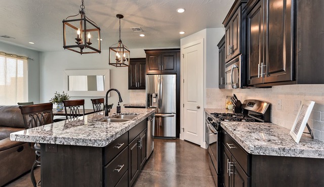 Stylish 4BR on the 18th - Rooftop Deck, Near Pool