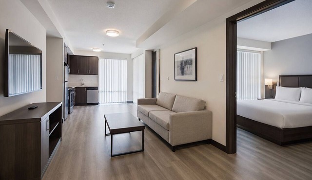 Stylish Toronto 2BR Base Near Eaton Centre