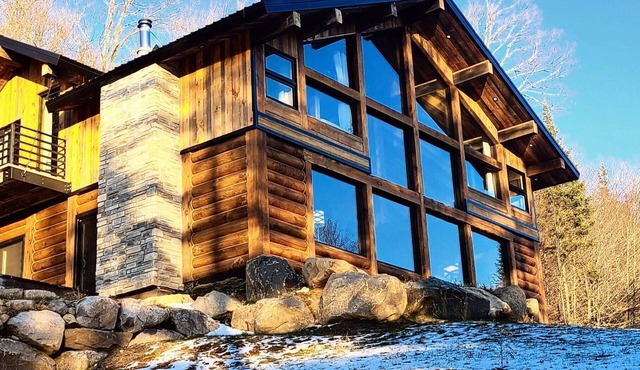 Superb luxury chalet lost in the forest, with spa, fireplace and lake view!
