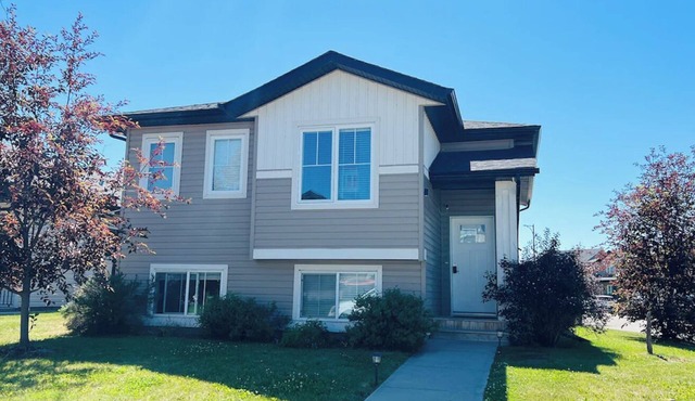 Sylvan Lake Retreat | Perfect Family Getaway | 7 mins walk to Lake | A/C | BBQ