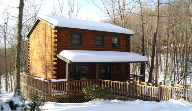 The Cardinal log cabin. Wrap around deck, firepit. Next to Pipestem resort park.
