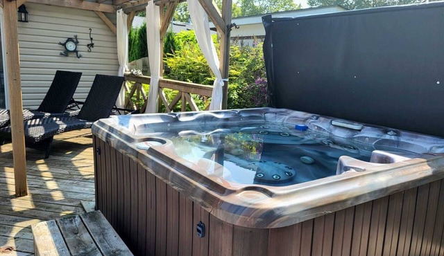 The Cottage House Pool/Hot Tub/Beach Front Sleeps 4-6