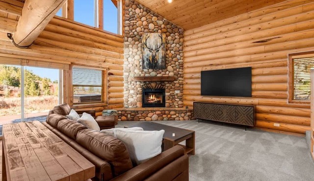 The Crestview Cabin | Golf Simulator & Hot Tub
