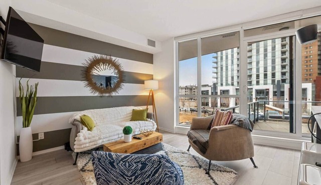 The Current - Chic East Village Condo - Near River