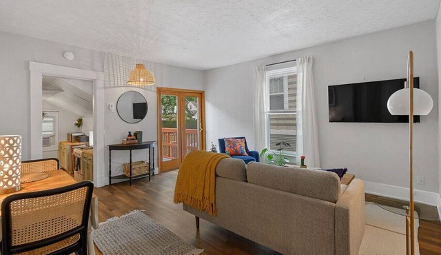 The Nest - Spacious 1BR Getaway in Pleasant Ridge