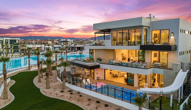The Oasis Utah: Lagoon-Front, Pool, Slide, Theater
