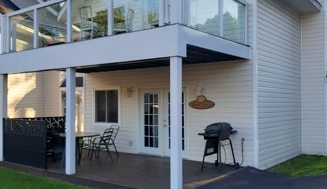 This 4-season chalet is the perfect get-away for family and friends.