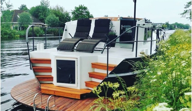 Unique houseboat with Sauna @ walking distance historic center of Amsterdam.