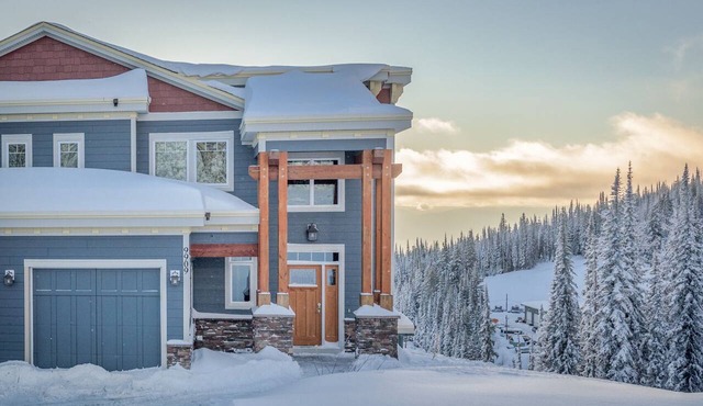 Unrivalled Deluxe Ridge location Duplex with Amazing Views and good ski in/out