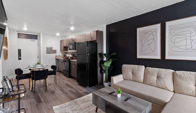 Upscale 2 Bed Suite — Mins to Downtown Cincinnati!