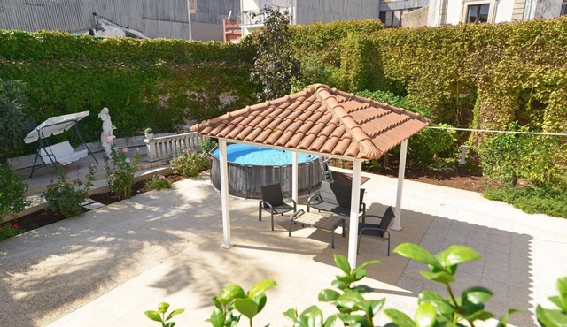 Vacation home with private pool, Floridia