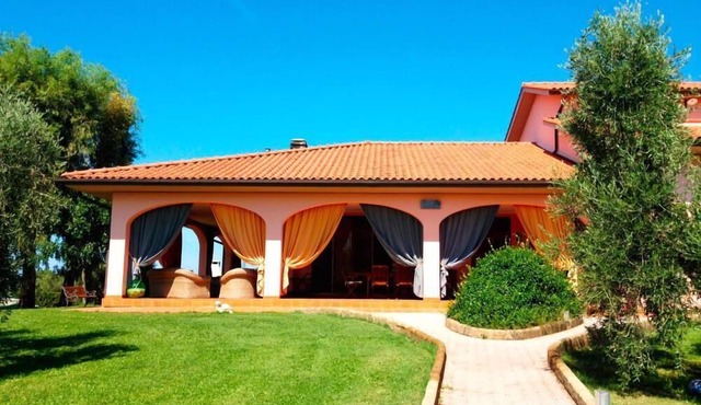 Vallegaia estate, complete relaxation with swimming pool, tennis, football