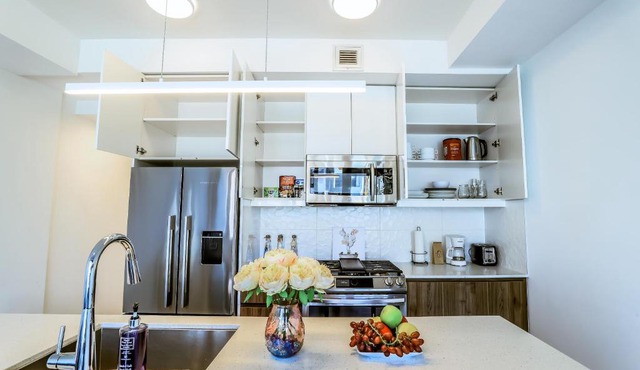 Vibrant & Modern Loft-style Walkout Near LRT
