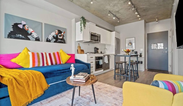 Vibrant PopArt downtown suite – comfy & stylish!