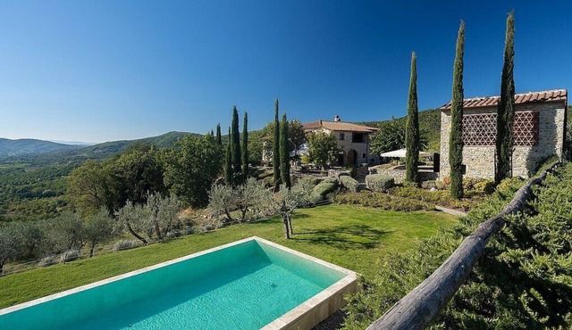 Villa Bellamia: A splendid two-story villa surrounded by the greenery, with Free WI-FI.