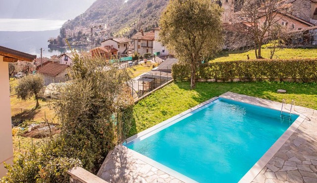 Villa Donagh- Home with pool sleeps 12 by Italian Apartments