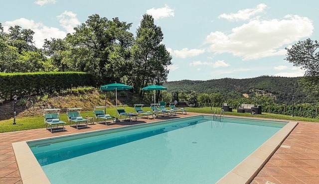 Villa Etra: An elegant and welcoming two-story villa in the characteristic style of the Tuscan countryside, with Free WI-FI.