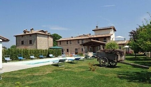 Villa Vezzosa E: A characteristic and welcoming apartment that is part of an ancient country house, with Free WI-FI.