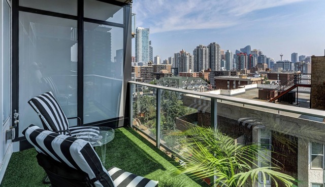 Voglio Bene | Cozy Designer Studio w/Fireplace, Balcony & Heated Parking