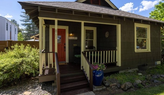 West Side Bungalow │Cali King Bed │Walk Everywhere │Hot Tub │One Block to River