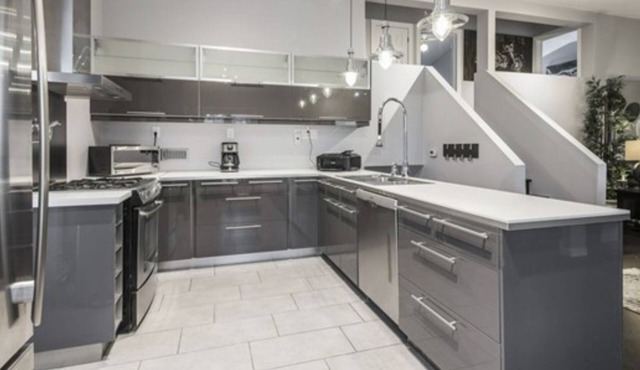 WORLD CUP! Entire Modern Home BOOK NOW! 10 Mins from Toronto Stadium and Airport
