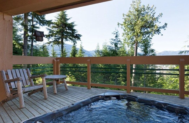 10 Min Walk to Lifts. Large Family Home w/ Hot Tub