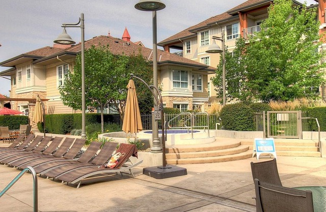 #106 Downtown Waterscapes Large Ground Level 3 Bed Suite Downtown Kelowna