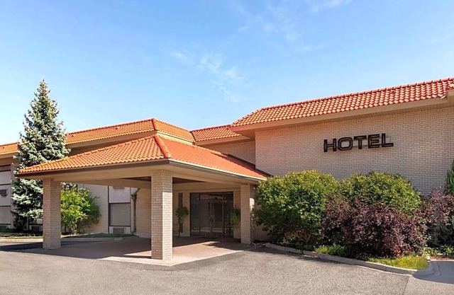 2-Star Hotel ∙ Howard Johnson Plaza by Wyndham Windsor