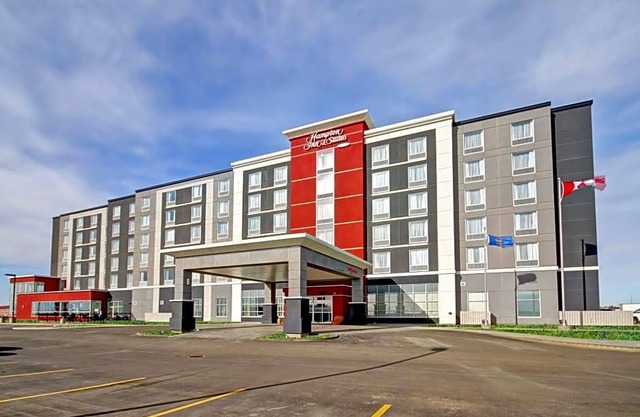 2-Star Hotel ∙ Hampton Inn & Suites - Medicine Hat