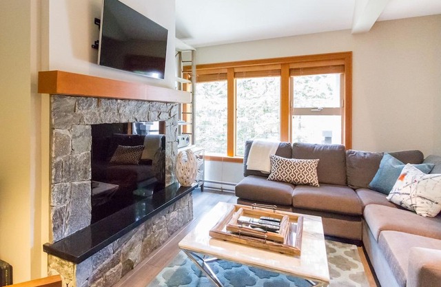 #23 Treeline - Ski Home, Woodland setting, Shared Hot Tub, Free Shuttle & Free Wifi