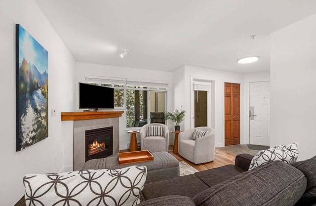 2BR | Lagoons | Private Hot tub | Village Location | Parking