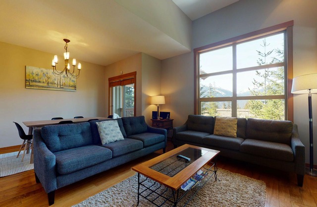 3 Bedroom plus Den/2.5 Bath Mountain Star Townhome, Private Hot Tub, Quiet Slope Side location