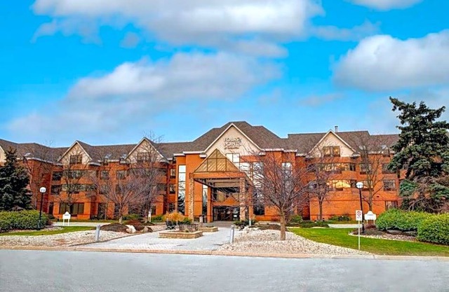 3-Star Hotel ∙ Four Points by Sheraton St. Catharines Niagara Suites