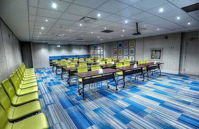 3-Star Hotel ∙ Holiday Inn Express & Suites Toronto Airport West, an IHG Hotel