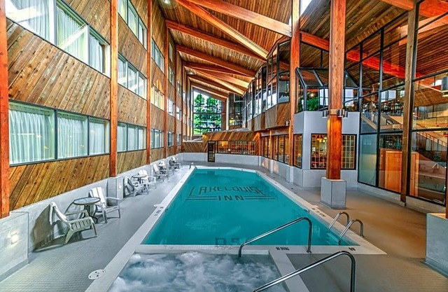 3-Star Hotel ∙ Lake Louise Inn